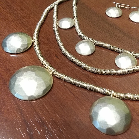 Vintage pale gold tone necklace and earrings set - Picture 4 of 5